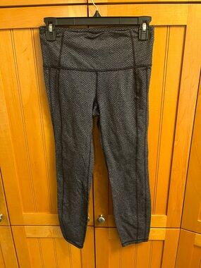 Women’s Athleta High-Waist Black & Gray Patterned Capri Leggings